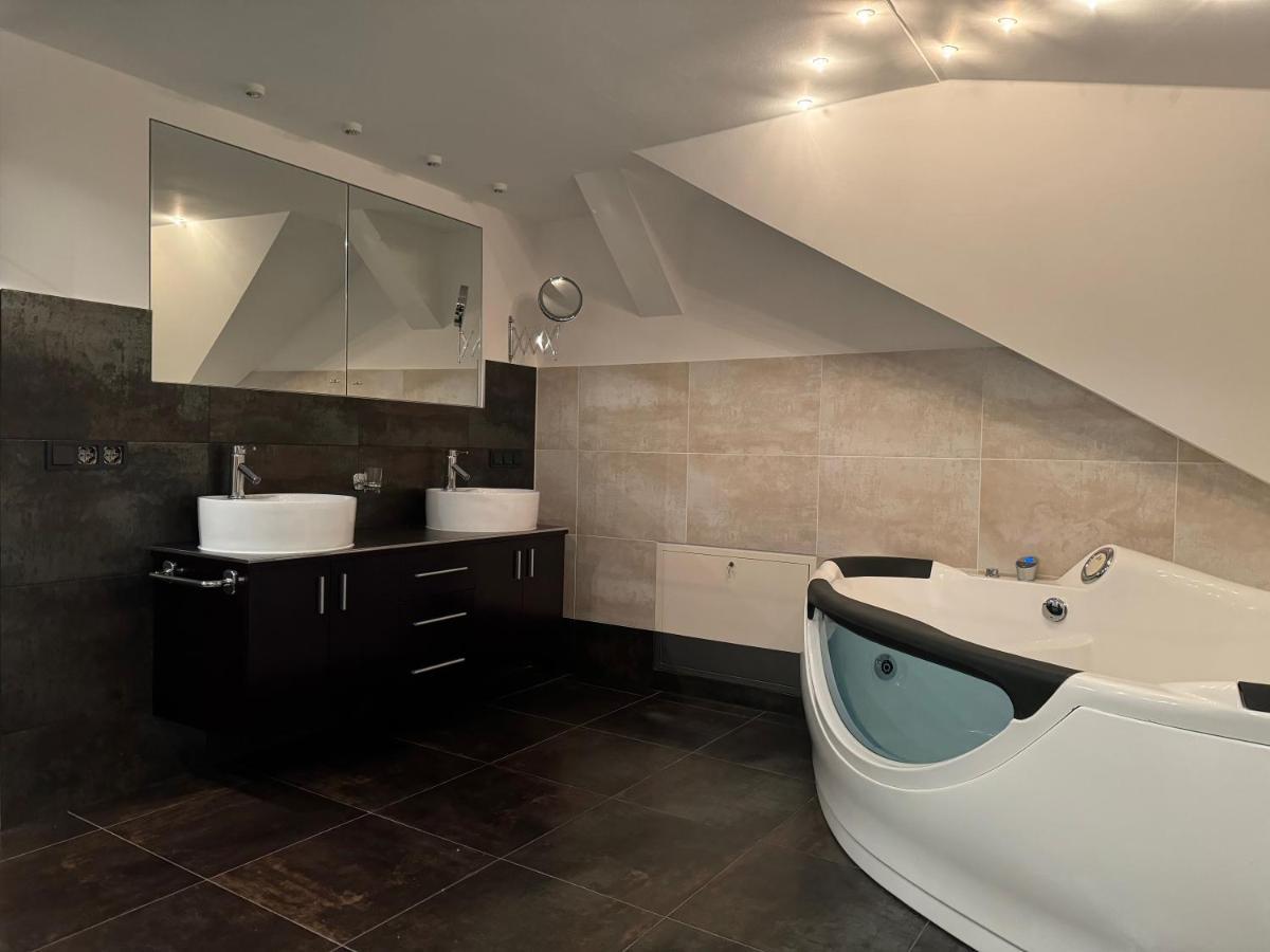 205 Qm "Traumtor" Mit Sauna, Whirlpool, Kamin Und 3 Terrassen Mit Blick In Die Boehmisch Saechsische Schweiz Dresda Esterno foto